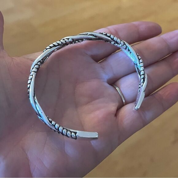 The Santa Fe Open Bangle bracelet in antiqued 925 silver. Unisex - Picture 9 of 14